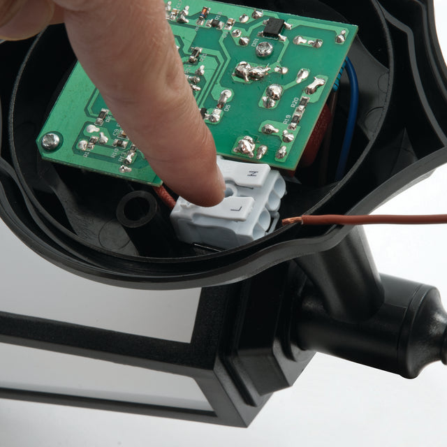 Evesham PIR wall IP44 7W cool white