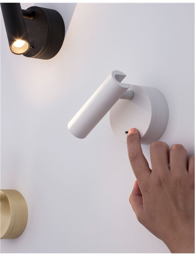 CLIP Sandy White Aluminium
LED Philips 3 Watt
Switch On/Off
190Lm 3000K IP20
D: 8 W: 3.4 H: 11 cm Rotating & Adjustable