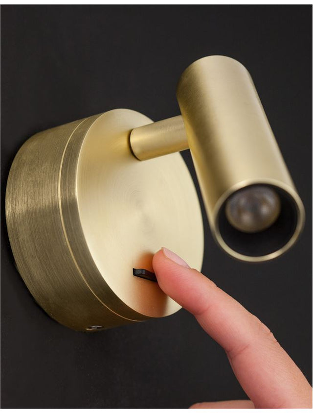 CLIP Satin Brass Aluminium
LED Philips 3 Watt
Switch On/Off
190Lm 3000K IP20
D: 8 W: 3.4 H: 11 cm Rotating & Adjustable