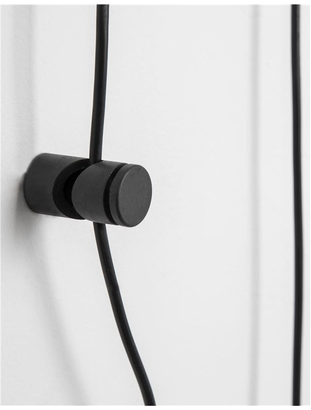 LUCCELO Sandy Black Aluminium
& Acrylic
LED 30 Watt 230 Volt
1500Lm 3000K IP20
Cable Length: 390 cm
L: 16 W: 16 H: 400 cm Adjustable Height, Rotating & Adjustable