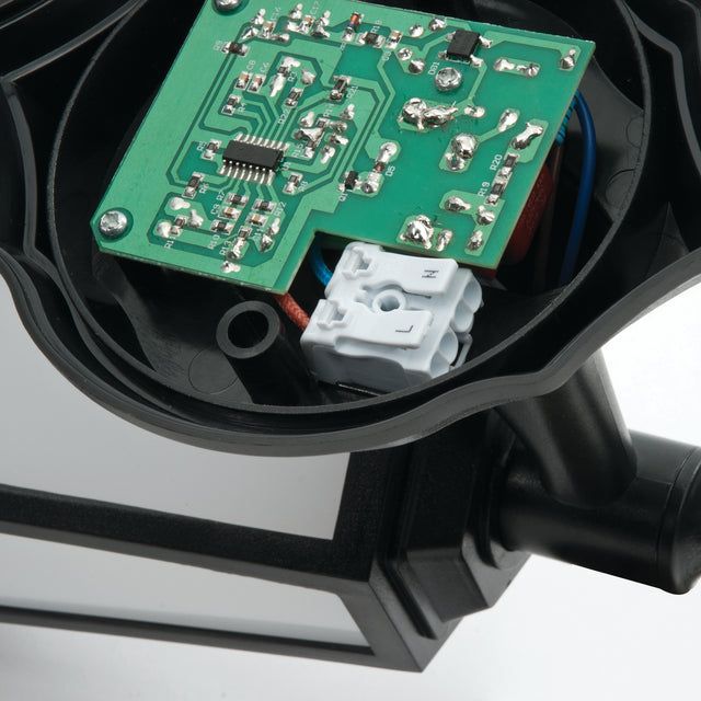 Evesham PIR wall IP44 7W cool white