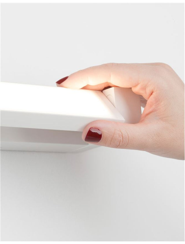 LINE Sandy White Aluminium & Acrylic LED 20 Watt 230 Volt 1811Lm 3000K IP20 L: 70 W: 9 H: 4.2 cm
