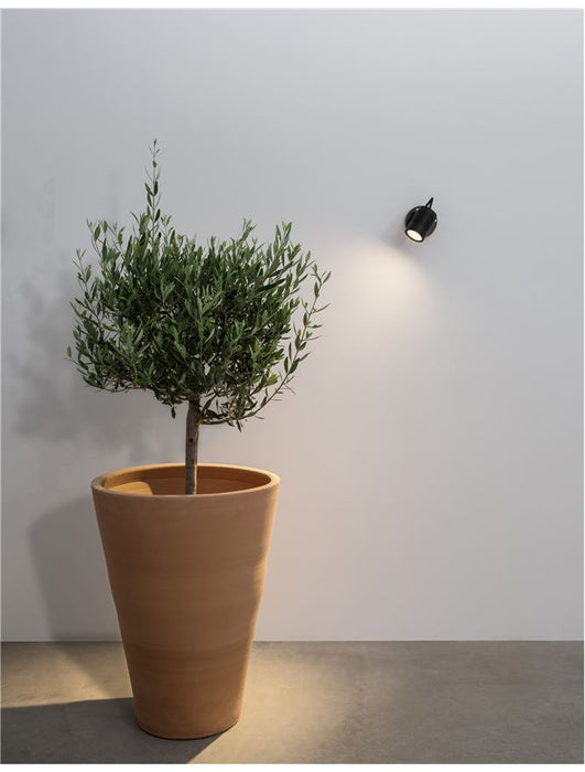 FEND Black Aluminium & Glass LED 10 Watt 742Lm 3000K CRI>80 100-240 Volt Beam Angle 24° IP65
D: 6.5 W: 9 H: 15 cm